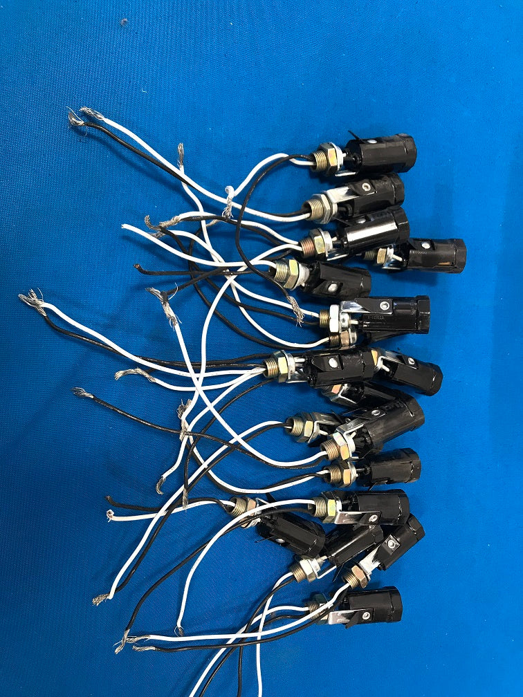 TC-168 4G39 E12 Candelabra socket 125v 75watts with lead wires UL listed. Sold in lot of 18pcs.