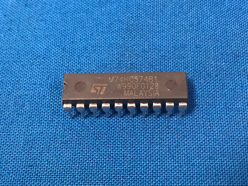 M74HC574B1 ST Flip Flop D type bus interface Pos-edge 3-st 1 element 20 pin dip (SOLD IN LOT OF 6PCS)