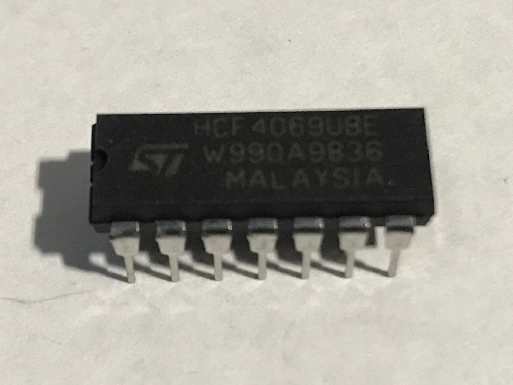  4069UBE ST  W990A9836 Micro SGS/Inverter 6 element cmos 14pin PDIP L3-3 Made in malaysia sold in lot of 10pcs.